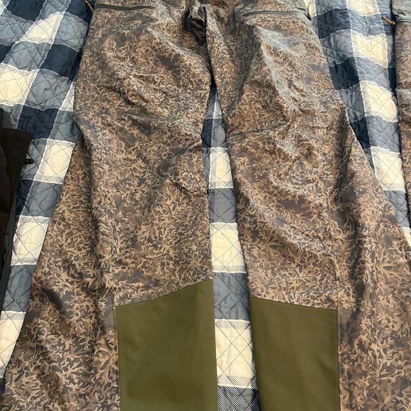 Patagonia Camouflage Snow/Ski Pants with Olive Tones - Picture 3 of 9